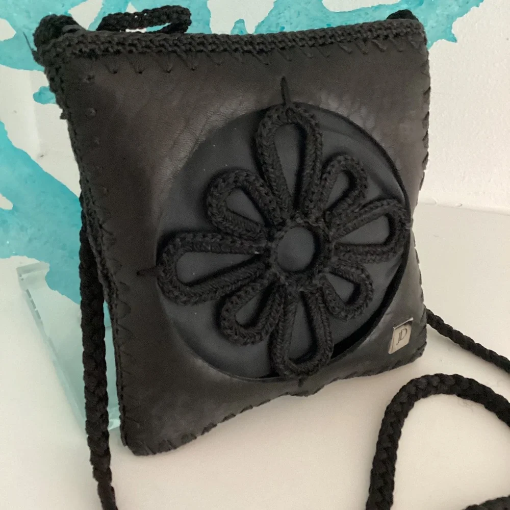 NEW JD BLACK LEATHER & CROCHET FLORAL CUT OUT ACCENT SMALL CROSSBODY BAG